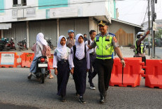 Kapolres Pringsewu Turun ke Simpang Terminal, Bantu Pelajar Menyeberang di Tengah Kepadatan