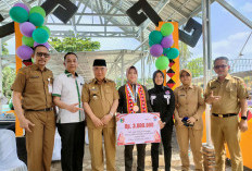 Bupati Tanggamus Serahkan Tali Asih ke Sevi Nurul Aini Peraih Medali Perunggu SEA Games Thailand 