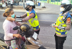 Antisipasi Dampak Abu Vulkanik, Satlantas Pringsewu Bagikan Masker ke Pengguna Jalan