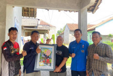 Purna Tugas, Wartawan Senior Radar Lampung Terima Kenang-kenangan dari PWI Tanggamus 