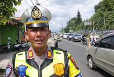 Satlantas Polres Tanggamus Urai Kemacetan di Gisting, Pasang Traffic Cone di Titik Rawan