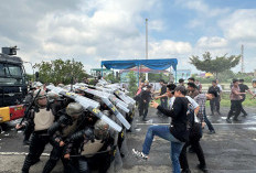 Massa Bentrok dengan Polisi di Depan Kantor Bupati Pringsewu dalam Simulasi Sispamkota 