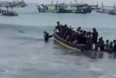 Diterjang Ombak Tinggi, Sampan Pelansir  Dermaga Kotaagung Terbalik