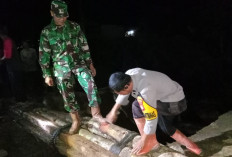 Jembatan Putus Diterjang Banjir, Polisi–TNI dan Warga Bangun Jembatan Darurat di Ulubelu