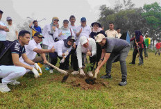 Tanam Pohon di Labuhanratu, Bupati Ela Tegaskan Komitmen Lestarikan Lingkungan