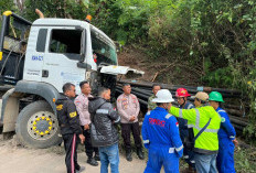 Diduga Rem Blong di Jalur Leter S, Truk Tronton Muatan Pipa Bor Tabrak Tebing