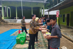 Kejari Tanggamus Bagikan Takjil kepada Santri