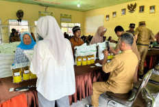 Pemkab Lamtim Salurkan Bantuan Beras dan Minyak Goreng untuk 724 KPM di Batanghari