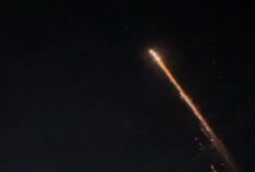 Benda Bercahaya Mirip Rudal Melintasi Langit Lampung Bikin Heboh