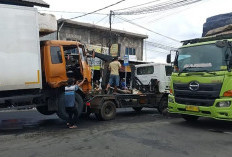 Polisi Olah TKP Lakalantas Beruntun di Depan SPBU Kota Agung