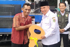 Bupati Tanggamus Serahkan Lima Unit Alsintan Bantuan Kementan untuk 5 Poktan