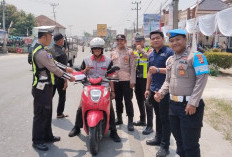 Jelang HUT ke-81 RI, Polres Tanggamus Bagikan Bendera Merah Putih kepada Pengguna Jalan
