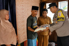 Bhabinkamtibmas Polsek Pugung Sambangi Rumah Duka Korban Perkelahian Maut di Palembang