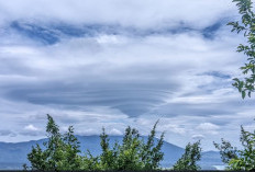 Fenomena Awan Mirip Kipas di Atas Gunung Tanggamus, BMKG Tegaskan Bukan Tanda Bencana