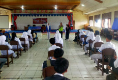 Satlantas Polres Pringsewu Edukasi Pelajar SMK Yadika, Dorong Siswa Lebih Disiplin di Jalan