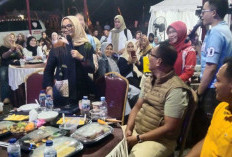 Bupati Lamtim Membaur Bersama Warga Nobar Piala Dunia