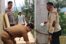 Kapolres Tanggamus Pimpin Renovasi Jembatan Gantung Tanjung Raja-Tanjung Jati