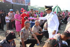  Naik Pangkat, Puluhan Personel Polres Pringsewu Dapat Siraman Air Kembang dari Kapolres dan Bupati 