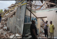 Bongkaran Gedung Walet Berujung Petaka, Rumah Warga Hancur Diterjang Material