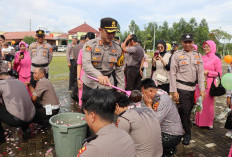 Kenaikan Pangkat 51 Personel Polres Pringsewu Diwarnai Mandi Kembang 