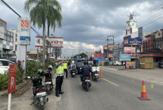 Pusat Perbelanjaan Diserbu Jelang Lebaran, Polisi Siaga Atur Lalu Lintas di Titik Rawan Macet Pringsewu 