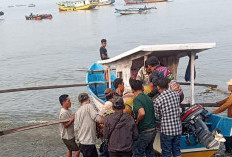 Miris! Jenazah Warga Tanggamus Harus Menyeberangi Laut, Akses Jalan Darat ke Kampung Tak Tersedia