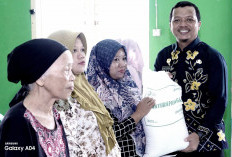 Bupati Riyanto Serahkan Bantuan Pangan ke 540 Penerima di Pekon Pandansari Selatan