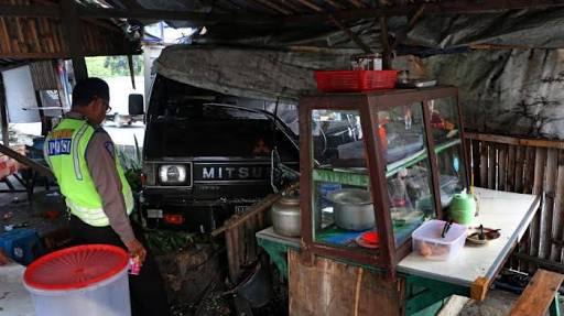 L 300 Seruduk Warung Makan, Satu Nyawa Melayang