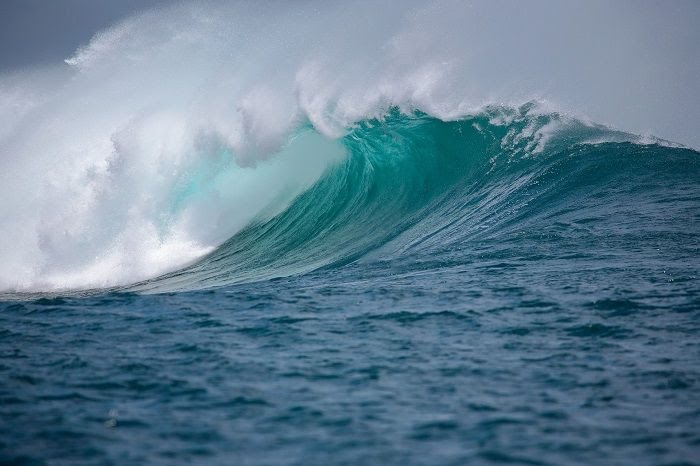 Gelombang Pasang Rusak Puluhan Warung Warga