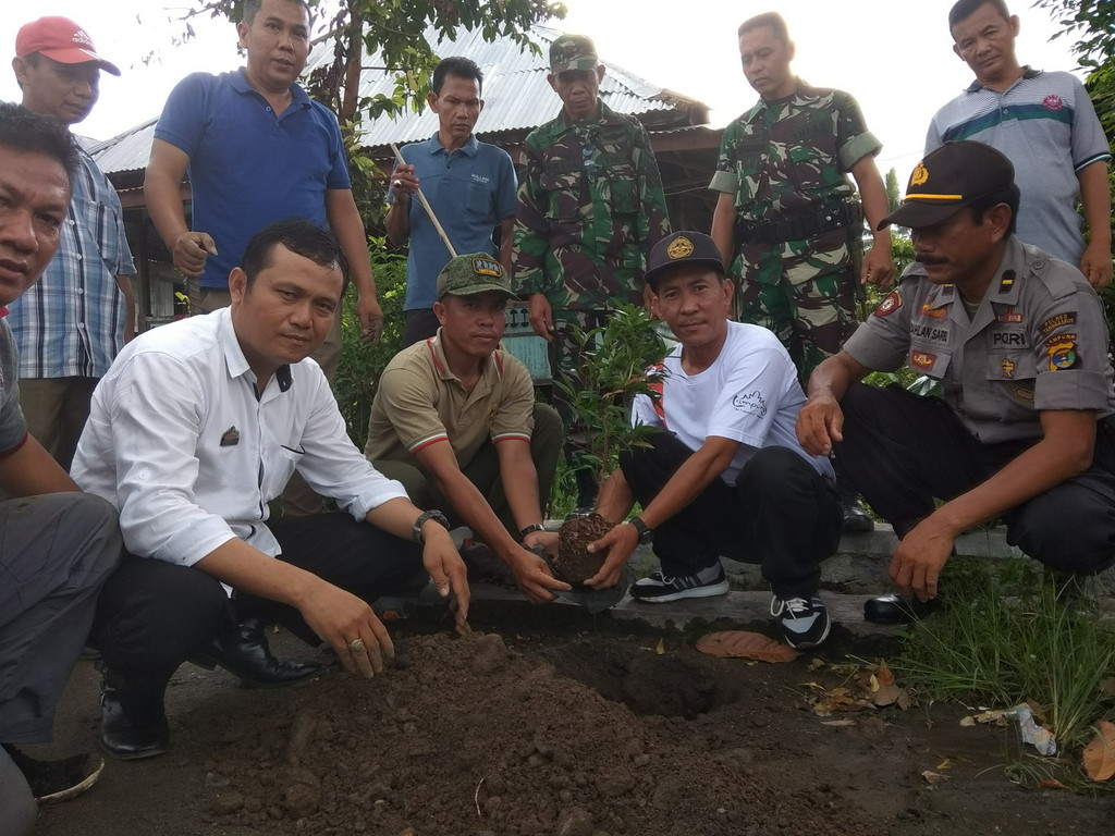 Terapkan Intruksi Bupati, Kecamatan Kotaagung Barat Percantik Jalinbar