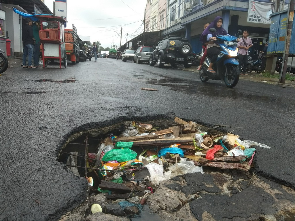 Gorong-gorong Jalan di Pasar Kotaagung Dibiarkan Rusak