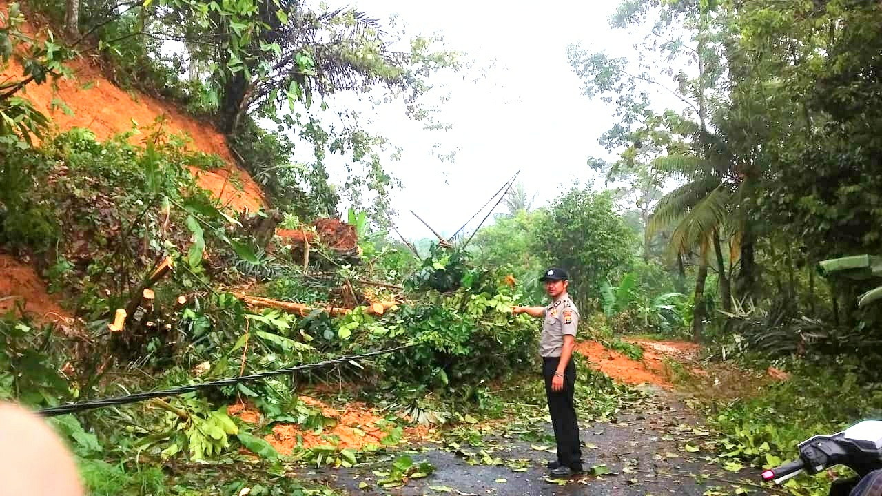 Pakai Alat Berat, Bersih-bersih Material Longsor Berlanjut