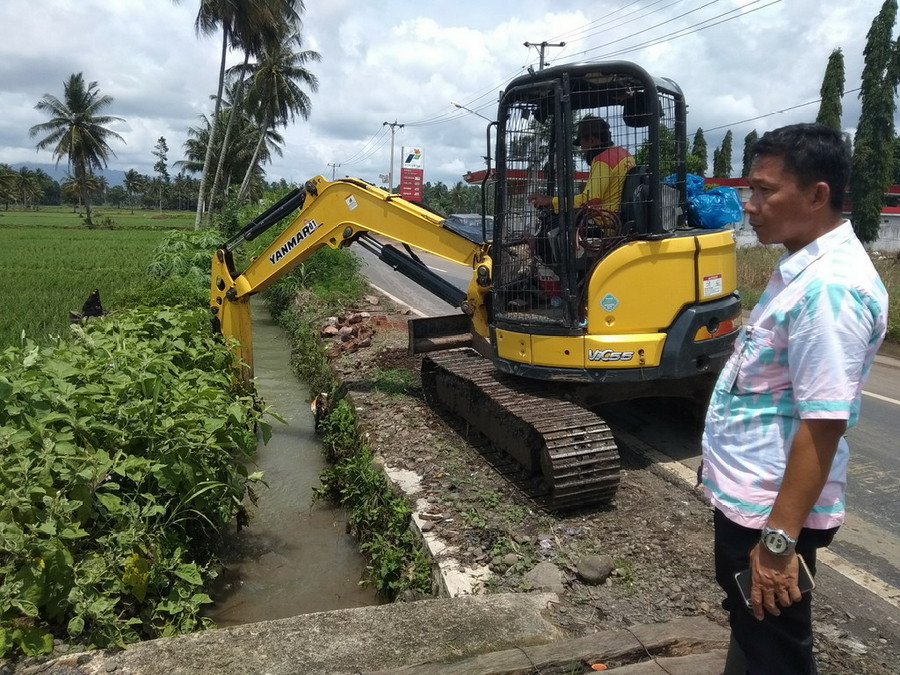 Tim Recov Dinas PU Tanggamus Keruk Saluran Irigasi di Pekon Lakaran