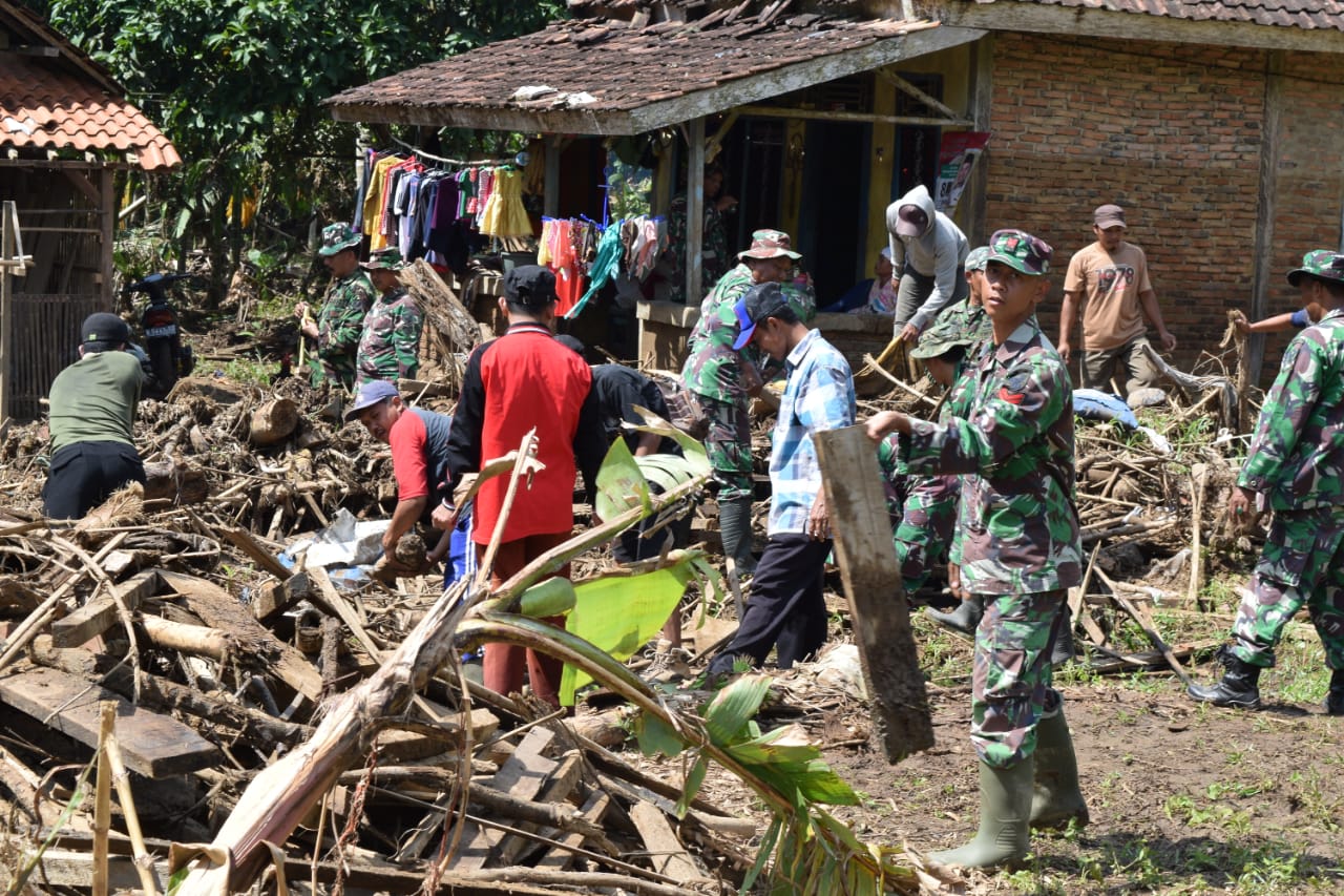 Kodim 0424/Tanggamus Bantu Warga Umbar