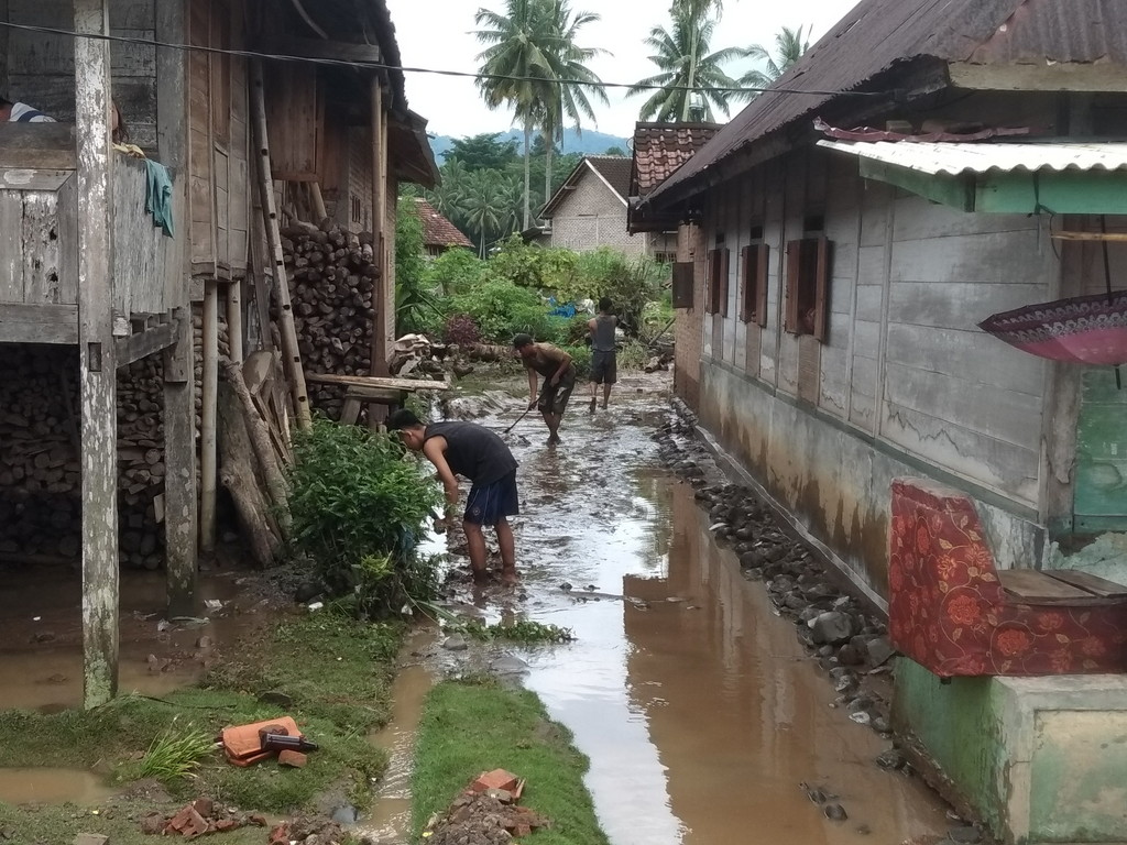 Mulai Surut, Warga Kotaagung Barat Bersihkan Rumahnya dari Sisa Material Banjir