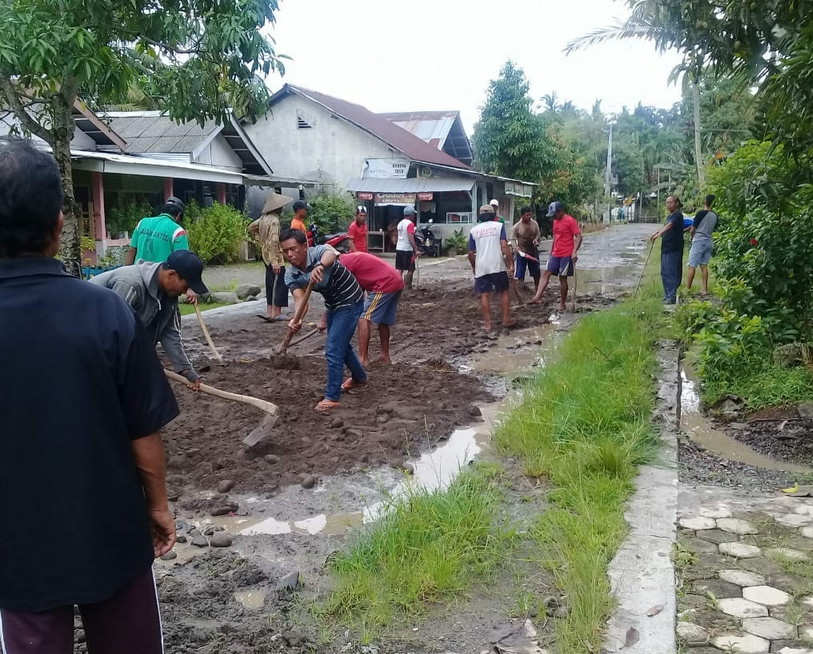 Tak Kunjung Diperbaiki, Warga Karanganyar Swadaya Timbun Jalan