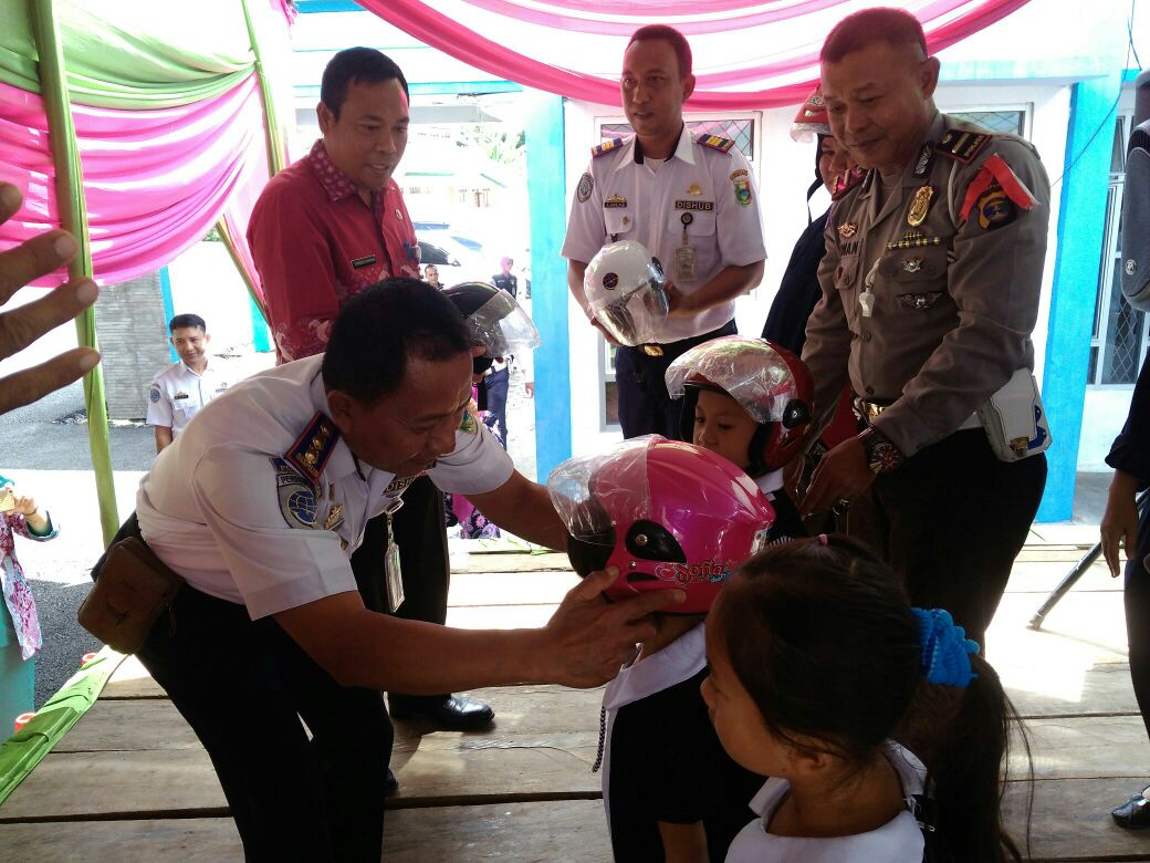 Dishub Tanggamus Bagikan Alat Keselamatan Lalulintas