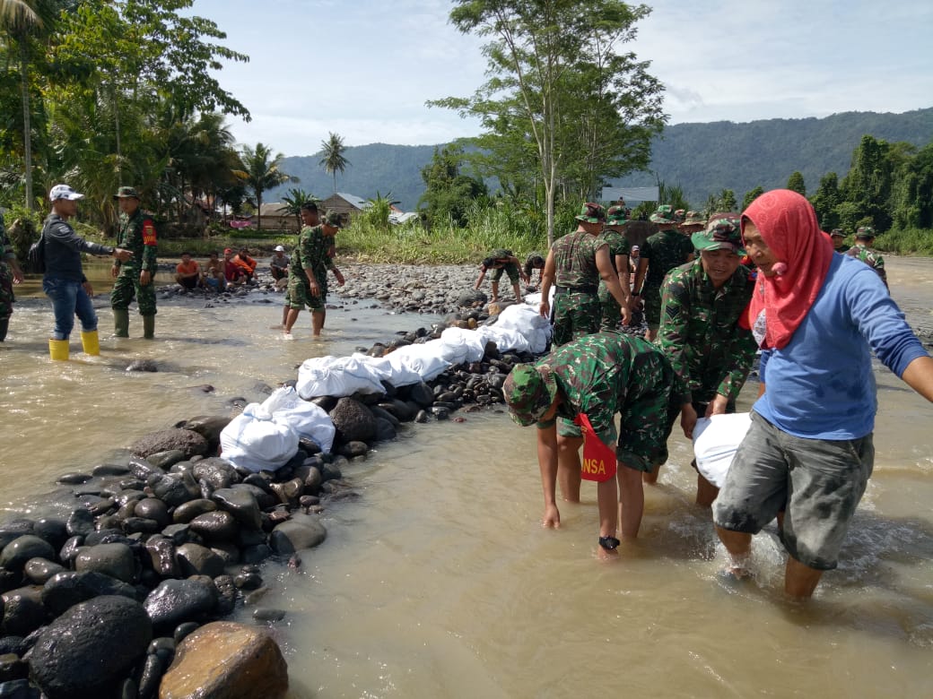 TNI Gotong-royong Tutup Tanggul Jebol