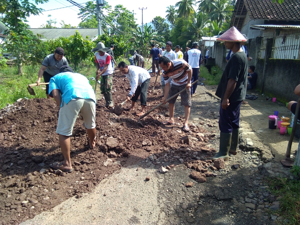 Tak Kunjung Diperbaiki Pemerintah, Warga dan TNI Gotong-royong Perbaiki Jalan Way Som