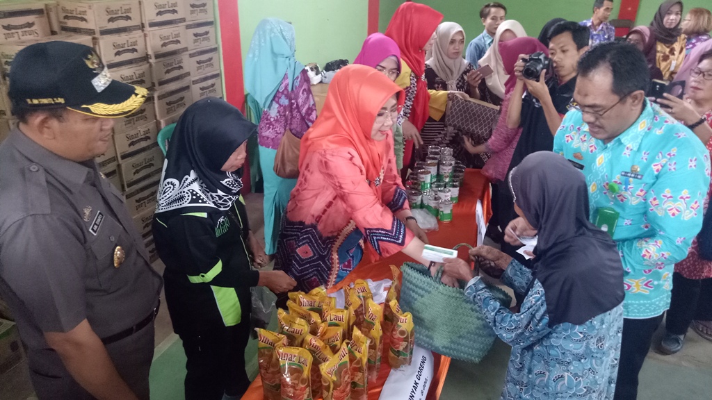 Bupati Dan Wabup Layani Masyarakat Di Bazar Pasar Murah