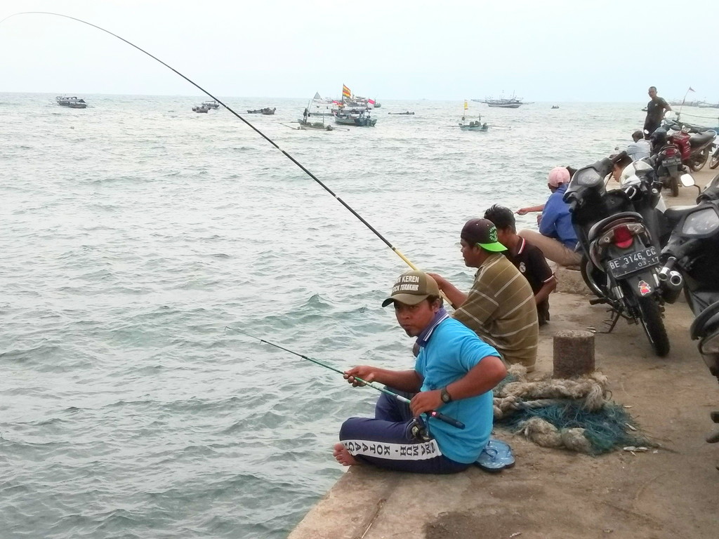 Ngabuburit, Warga Pilih Mancing di Dermaga Kotaagung