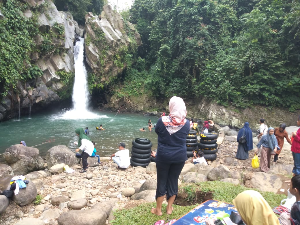 Libur Lebaran, Ribuan Pengunjung Padati Wisata Air Terjun Way Lalaan