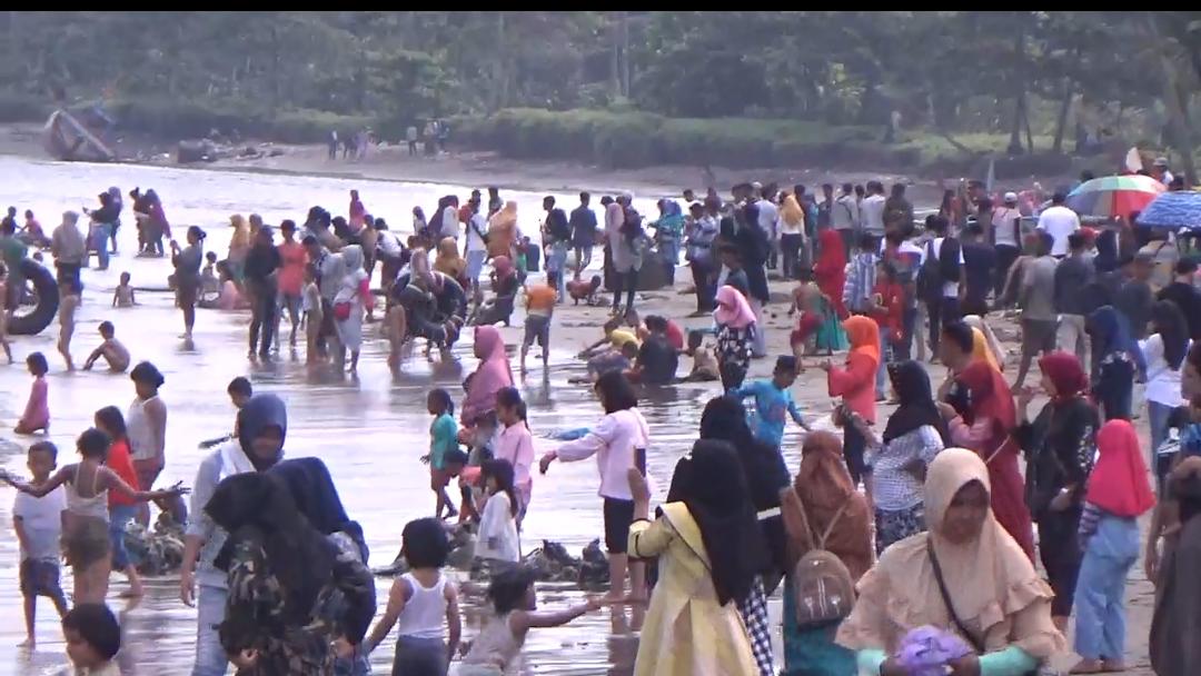 Hanya Dalam Waktu Dua Hari, Jumlah Pengunjung Pantai Muara Indah Mencapai Seribuan Orang