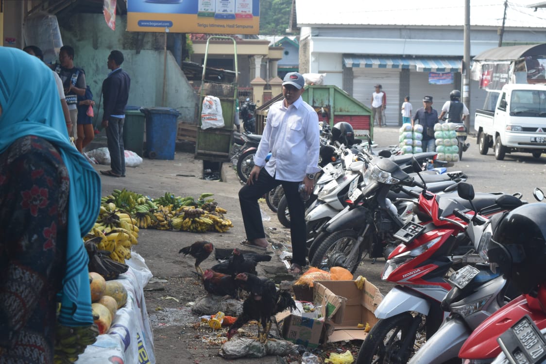 Tumpukan Sampah Pasar Kotaagung Buat Sekda Kecewa