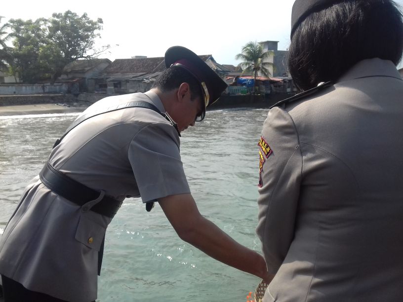 Perdana, Polres Tanggamus Tabur Bunga di Laut