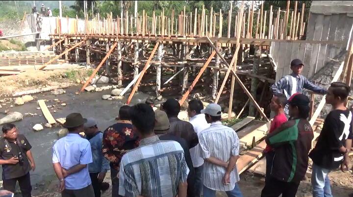 Bermasalah, Warga Hentikan Pembangunan Jembatan