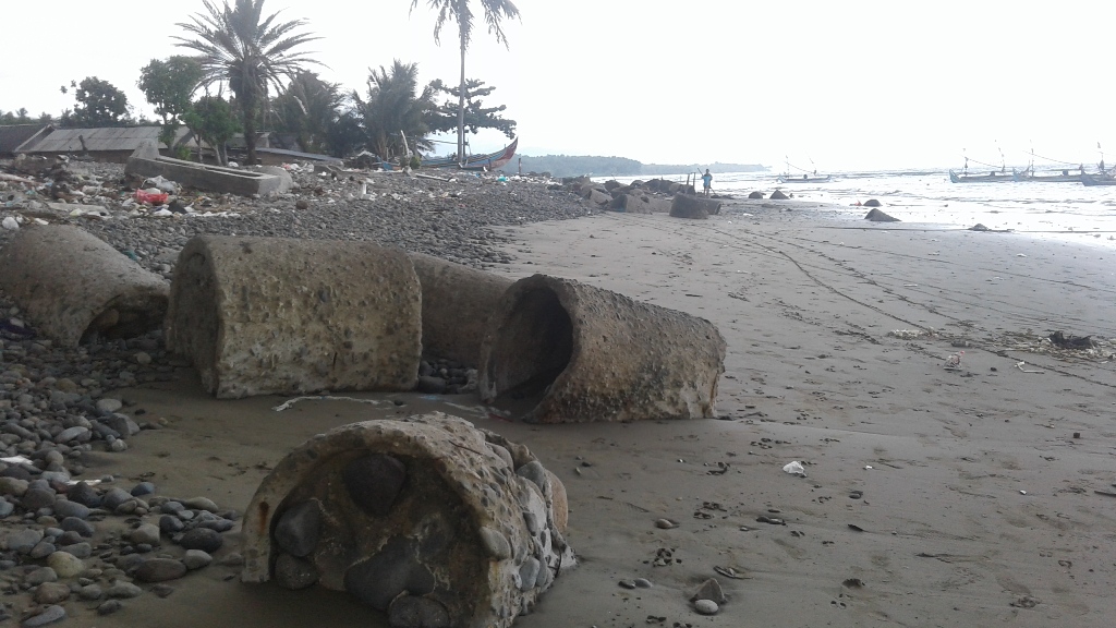 Breakwater Rusak, Pemukiman Warga Terancam