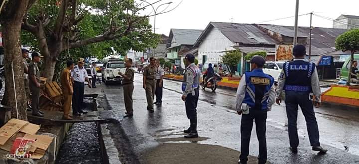 Dishub dan Pol PP Tertibkan Pedagang Buah