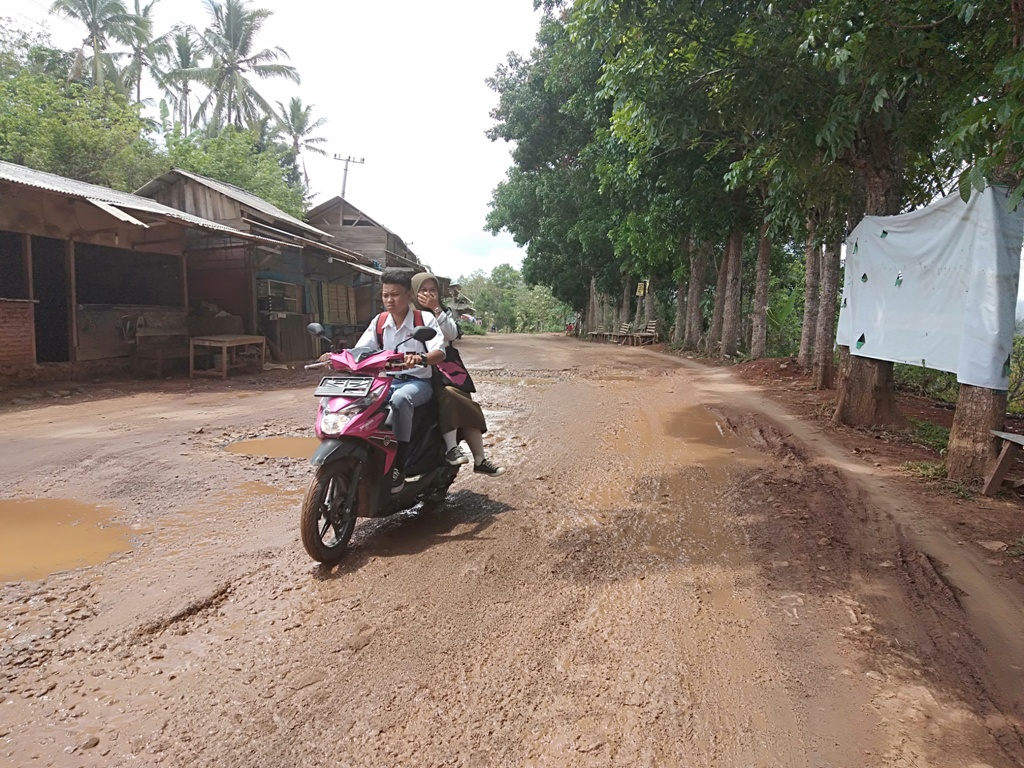 Jalan Penghubung Kecamatan Rusak, Warga Dambakan Perbaikan