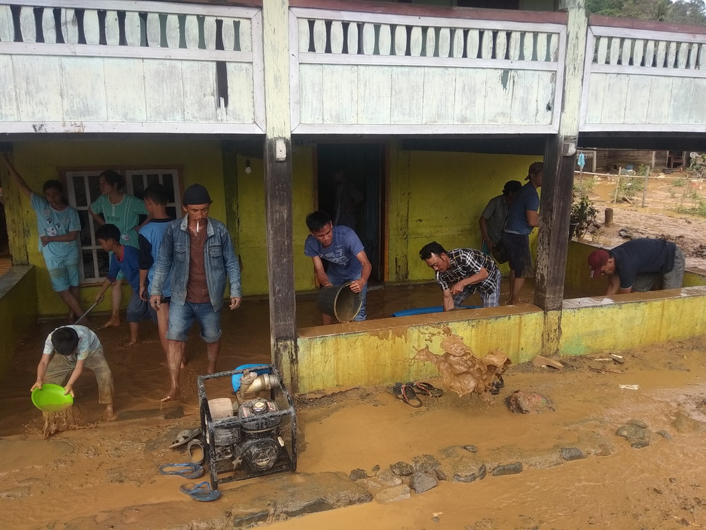 Banjir Surut, Warga di Semaka Bersihkan Lumpur Sisa Material Banjir